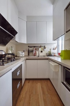 厨房干净整洁，明亮干净，合理收纳节省了空间，黑白色橱柜与地板，和谐统一，居家生活健康雅洁，烹饪美食空