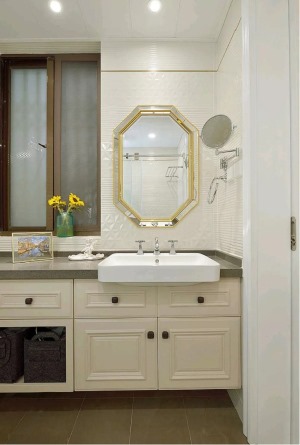 卫生间有着干湿隔离的空间，宽敞大气，米色的浴室柜，层次分明的线条，金色镶嵌多边形的浴室镜，带来不一样