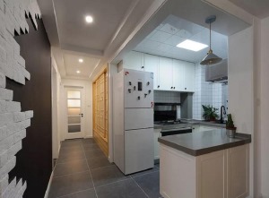 廚房是小小的半開放式空間，干凈開闊，整潔通透，通過廚房便能感受到日式的獨特的美好生活。