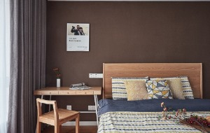北欧风卧室，简单的装饰画、舒适的床品，一切都以满足主人需求为最优先设计。小小的书桌，再加一层暖灰的隔