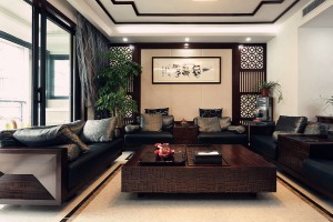 生活领域交叠出空间的核心位置，富有中式格调的家具陈设和软装搭配，古朴的色调带来中式的韵味，有着经典的
