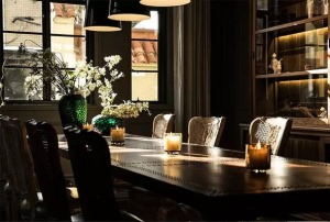 餐厅中式的桌椅让就餐环境多了几分高雅气息，中式玻璃壁柜彰显特色，现代与古朴气息并存，长长的餐桌上摆放