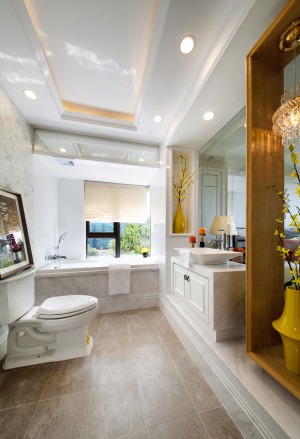 白色基底的卫生间，通透的空间，使得整个卫生间变的清新雅洁，纯白瓷砖的浴室柜浴缸，干净明亮，简约而时尚