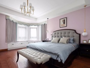 美式風格的設計在臥室得以完美體現，主臥雅致大氣，美式大床舒適度滿分，飄窗下方做了收納設計，既實用又美