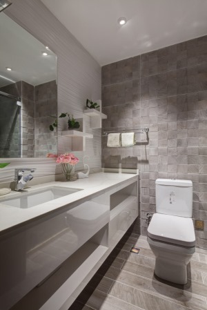 卫生间有着大气时尚的设计，宽敞的浴室柜，白色打造的轻奢的生活，环保健康，雅洁清新，一束粉色的小花与绿