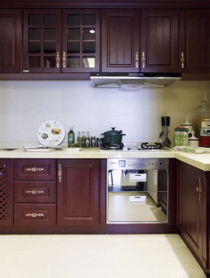 具有古典气息的厨房干净整洁，橱柜合理收纳节省了空间，居家生活健康雅洁，烹饪美食空间广阔，打造了精致的