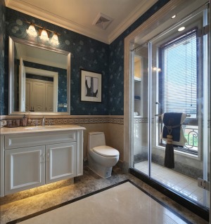 卫生间有着干湿隔离的空间，宽敞大气，蓝色的瓷砖相间，简练的搭配，使得空间优雅大气，内接洗浴之处，彰显