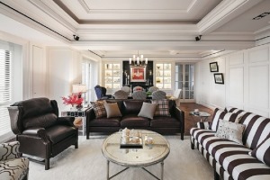 客厅光线充足，视野开阔，皮质沙发和条纹沙发，复古的颜色搭配给人成熟稳重感，展现出独特的美式风挌，家具