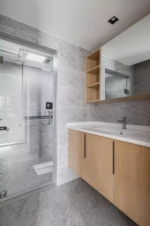 卫生间干湿分离，玻璃隔断，通透明亮，木质橱柜与灰色瓷砖搭配出北欧的独特的自然，整个空间干净清爽，雅洁
