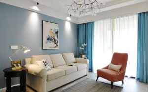 规整乳白色沙发，给房间风格下了定义，简洁、端庄、舒适。白色、橙色、湖蓝色，相互独立，又完美搭配，房间