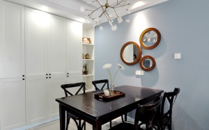檀木色桌子、白色橱柜、浅蓝色墙，深色与浅色的完美配合，在小清新的氛围中就餐，胃口也能更好。桌上的清新