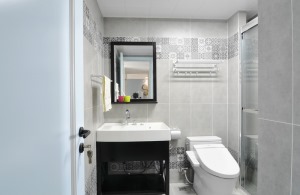 衛生間墻地磚以米黃為主再點綴有顏色的馬賽克或小規格的磚，簡單大方。洗手盆黑白搭配，是北歐風格的彰顯。