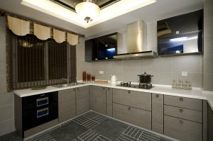 整體基調的廚房簡單大氣，一體柜搭配上鋼質把手更加高端大氣，灰色的背景墻面配上不銹鋼置物架形成對比，更