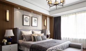 优雅的灰色从窗帘一直延伸到床上，用床头背景墙来提亮整个空间的色调，给人一种冷静的温馨舒适感。床头的小