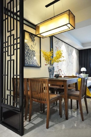 餐厅占位不是很大，跟客厅步调保持一致，古风图案的屏风，在淡淡的暖光里增添一抹淡雅；中式餐桌餐椅，青花