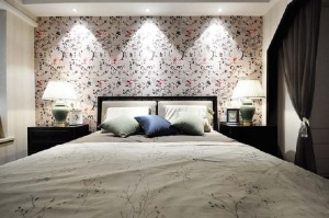 卧室一如既往的简约，背景墙有一番详细考量，使整个简单的空间溢出甜蜜；左右床头柜和谐对称，简单复古的台
