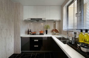 厨房用上浅下深的主色调，遵从头轻脚重的原则，用深浅两色搭配着现代的UV吸塑板，设计了本次的方案。光线