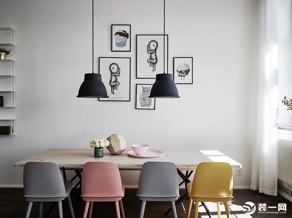 简约色彩餐椅和圆形的吊灯搭配，整体风格自成一体。