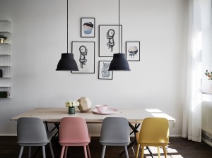 简约色彩餐椅和圆形的吊灯搭配，整体风格自成一体。
