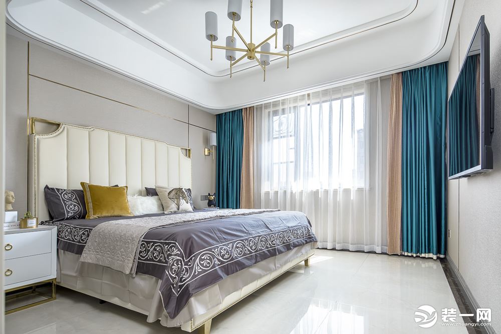 主卧的色调依旧是轻奢的金，白色的床搭配金色的背景墙与客厅的风格一致，拉近了室内空间中人与自然的距离。