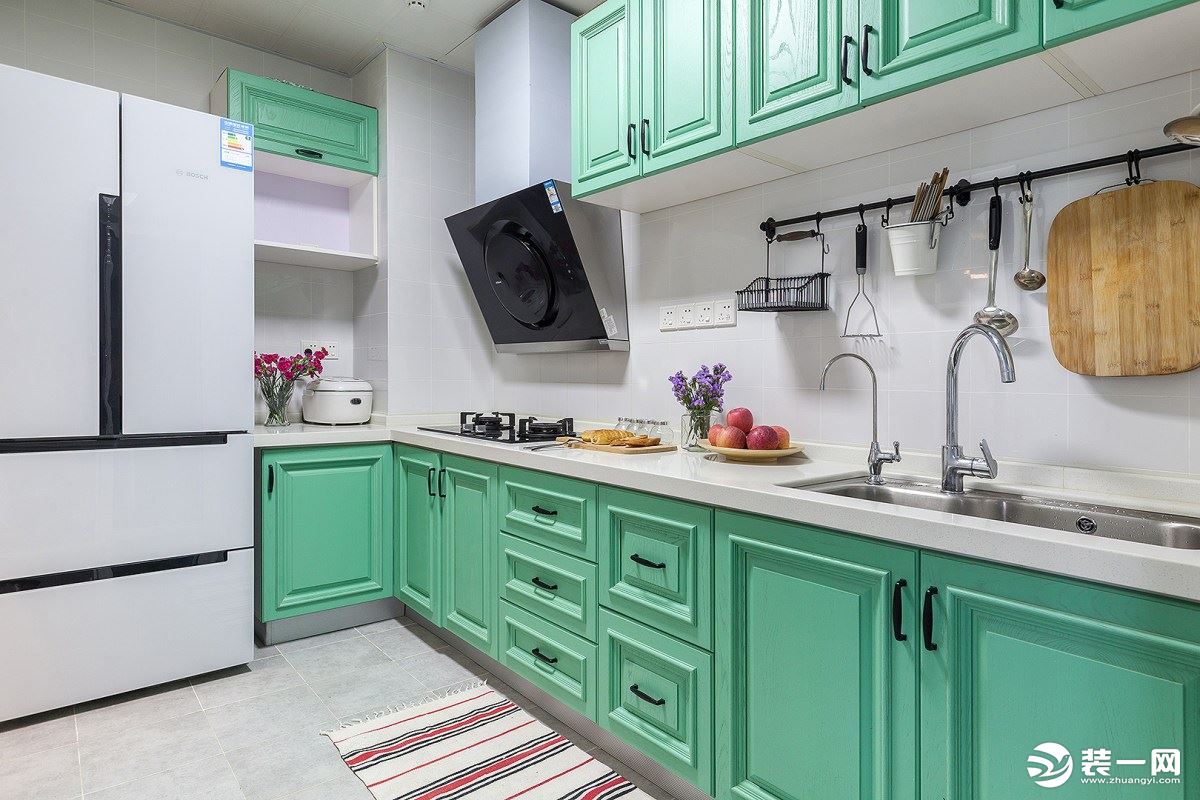 厨房也是薄荷绿为主的搭配，加入白色的点缀，空间都弥漫着清新与少女感