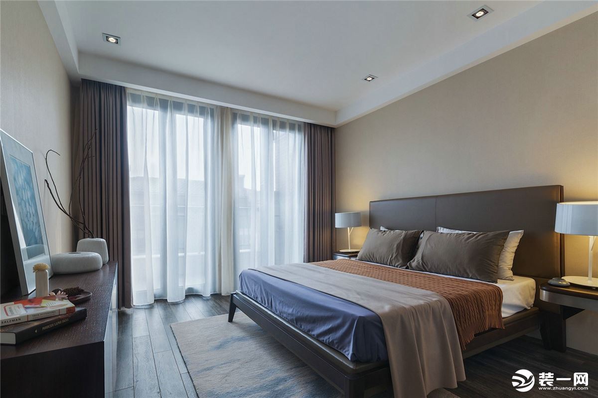 卧室以米色与白色相搭配，追求简单与舒适，没有过多的装饰。