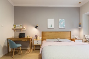 卧室延续客厅的基础色，浅灰的背景色，同色系的床饰加入浅粉的点缀，是少女喜欢的风格