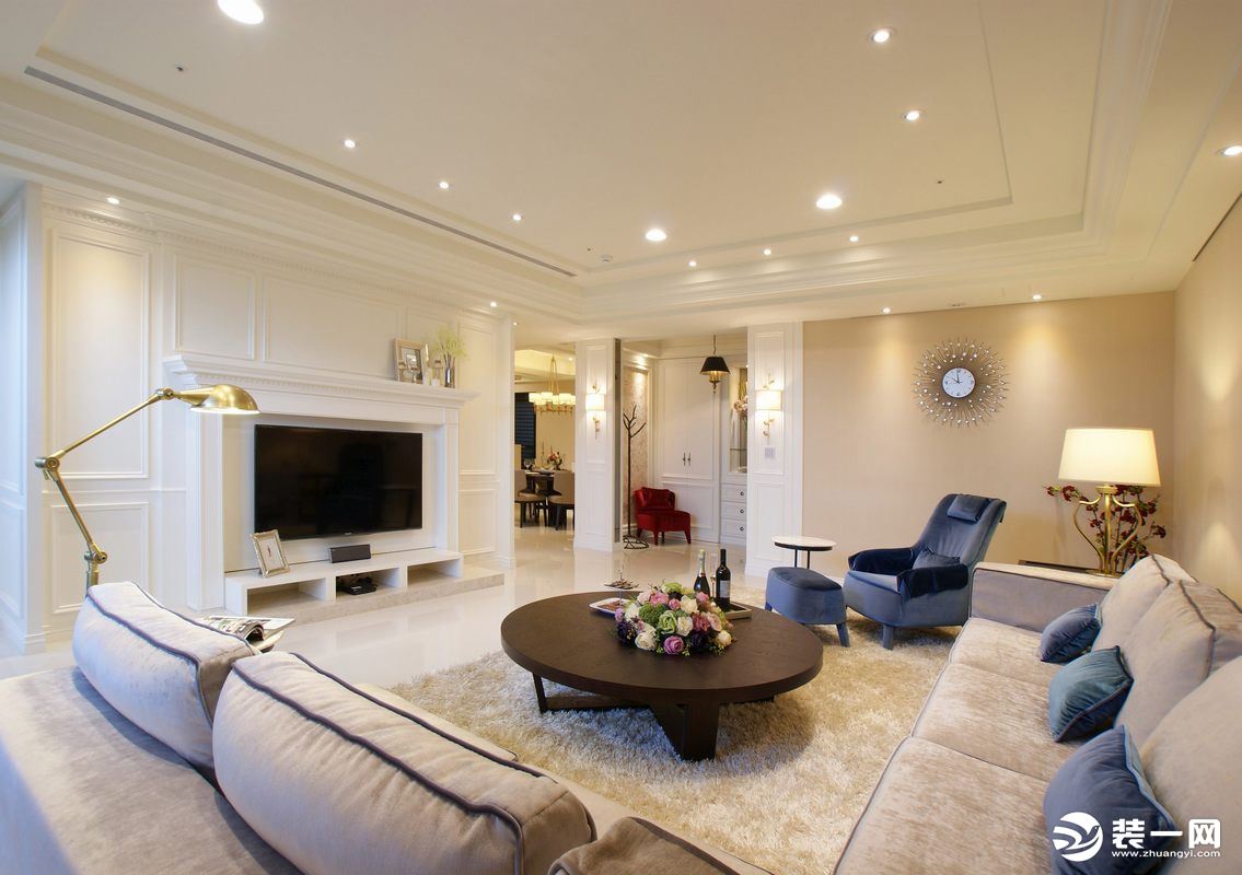 客厅以白色作为主色调，浮雕的设计，展现出现浪漫欧式家居室的时尚感