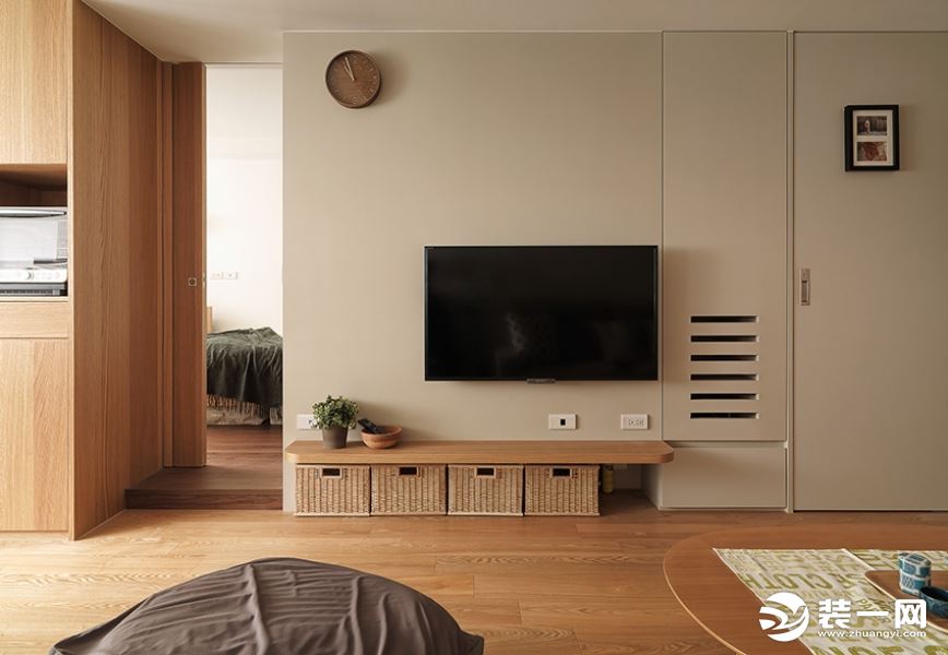 本案例以现代简约风格为主，搭配造型非常简洁的家具，质朴又不失素雅，简洁、直接、功能化且贴近自然