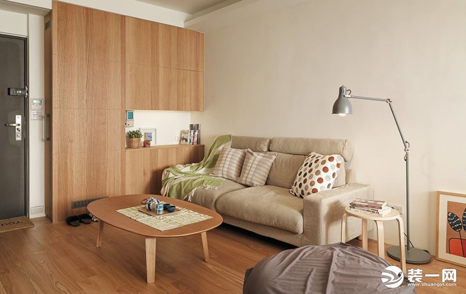 客厅以暖色调的搭配，原木材质的家居搭配柔软舒适的布艺沙发，温暖的小家氛围