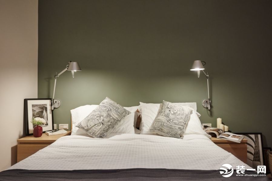 卧室抹茶绿的背景墙，床头对称的小灯，照耀在床上，感受明亮，躺在床上柔软舒适。