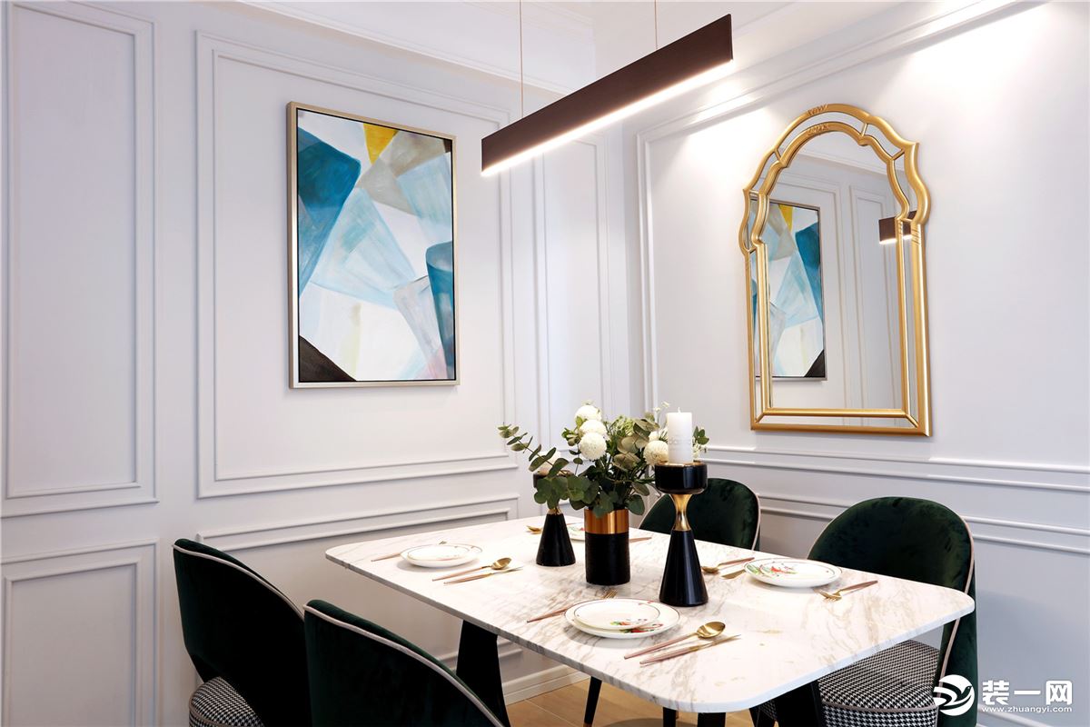 餐厅简单的四人位，大理石台面，搭配丝绒靠椅，墨绿色的点缀，复古而优雅。
