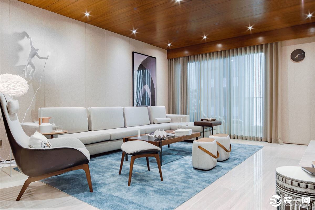 客厅以白色为住，大面积的留白加入原木的点缀，素雅的简洁，浅蓝色的地毯，像清澈的天空一般，灵动、