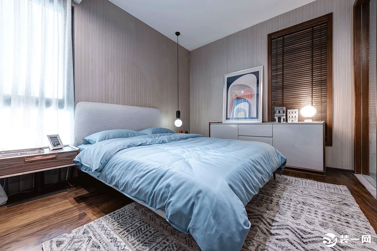 卧室舒适的搭配，空间自然流露时尚舒适的气息，给人安全感。