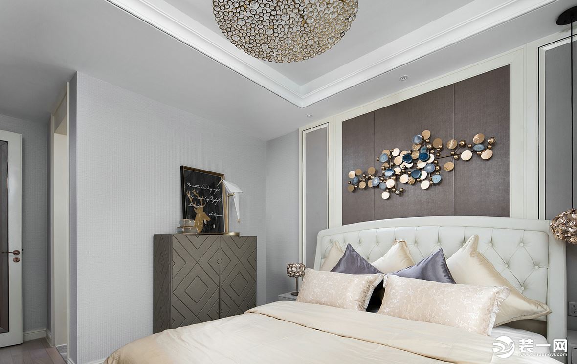 卧室延续客厅的风格，浅色调与黄铜金属的装饰，搭配舒适的柔软床垫，放松温暖、