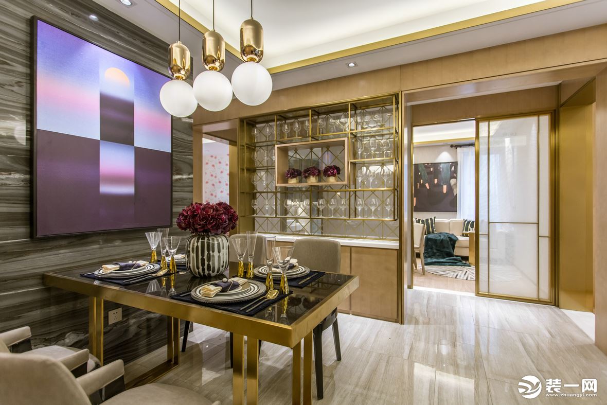 餐厅以金色为主，黄铜的搭配与金色的耀眼，空间闪耀而明亮，餐边柜的设计，增添了便捷与实用感。