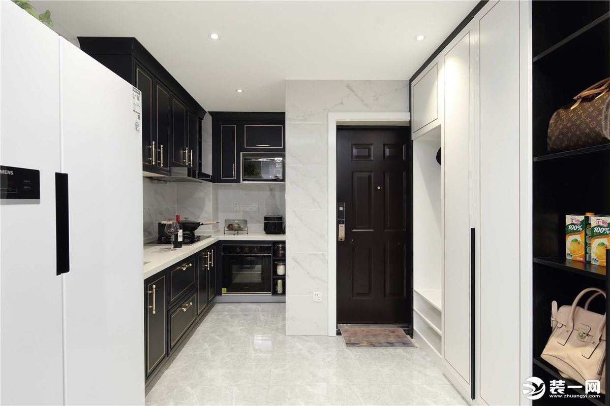 厨房延续客厅的风格设计，黑白的厨房搭配，简洁而干净，进门便可以闻见饭菜的香味。
