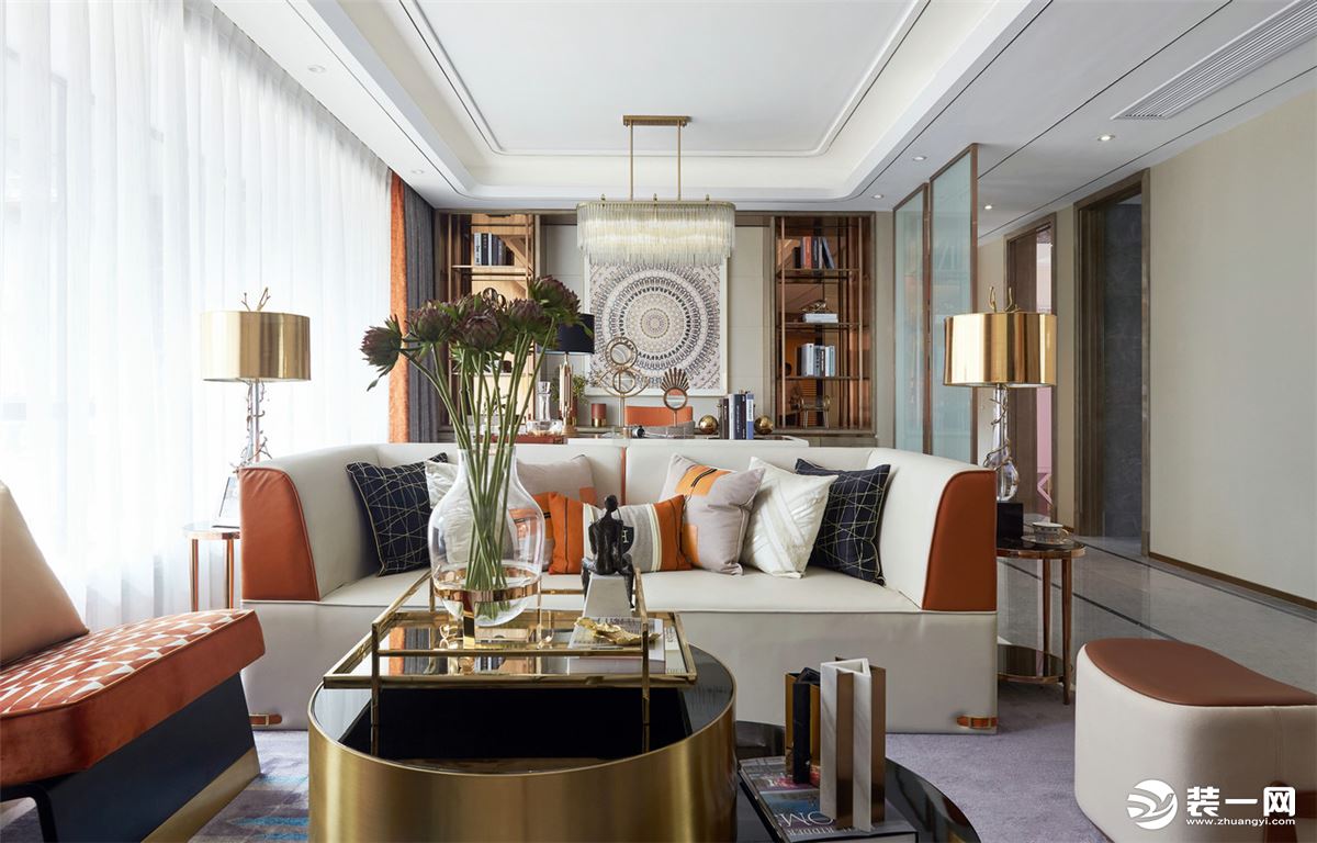 整体保持现代简雅的基调，布置上现代舒适的家具，并在细节加入金属质感的材质，配色上也是引入了橙色与白色