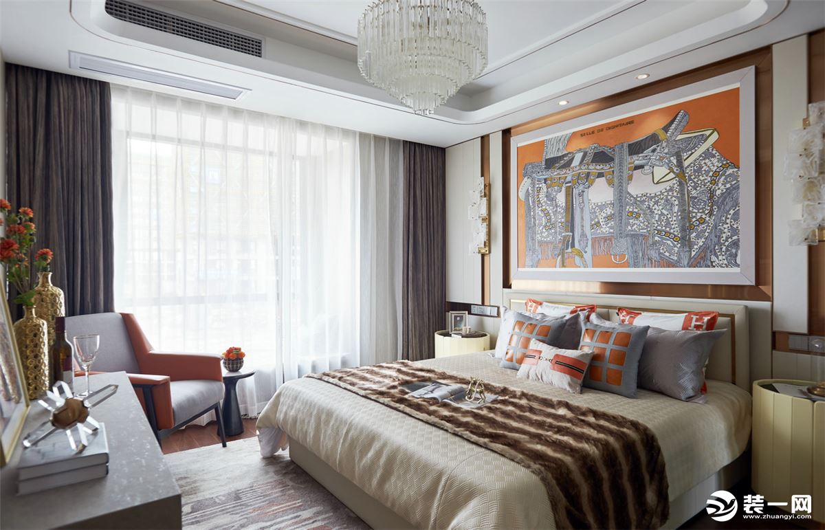 主臥延續著客廳的色彩搭配，橙+白的色彩，為你展現出明亮而舒適的空間感，也讓臥室顯得更加溫情華麗