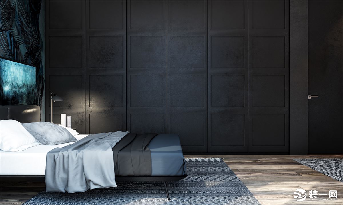 主卧颜色黑色调的搭配，搭配灰色皮艺床，布置简约素雅的床单，成熟的床头柜摆饰，也让卧室显得更加优雅。