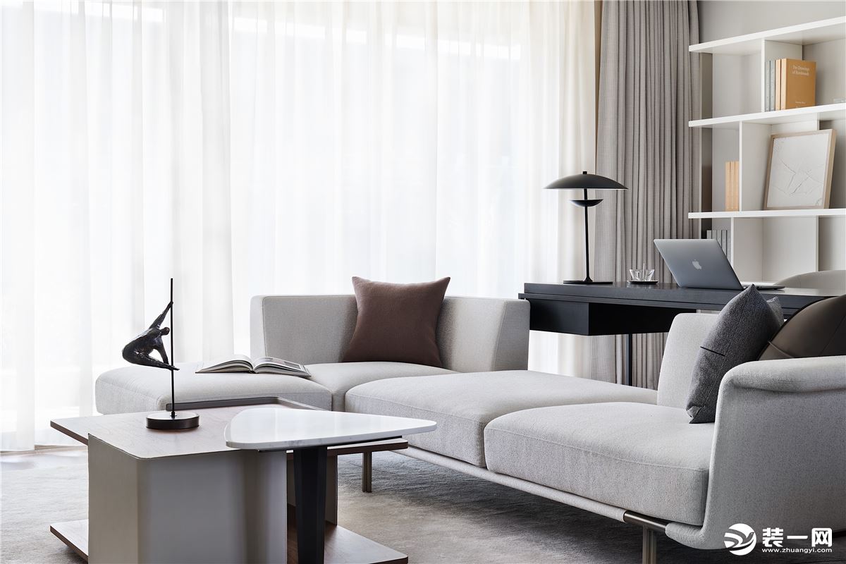 客厅以纯净与温暖充盈室内，硬朗的线条融合柔软的触感，简约大方。
