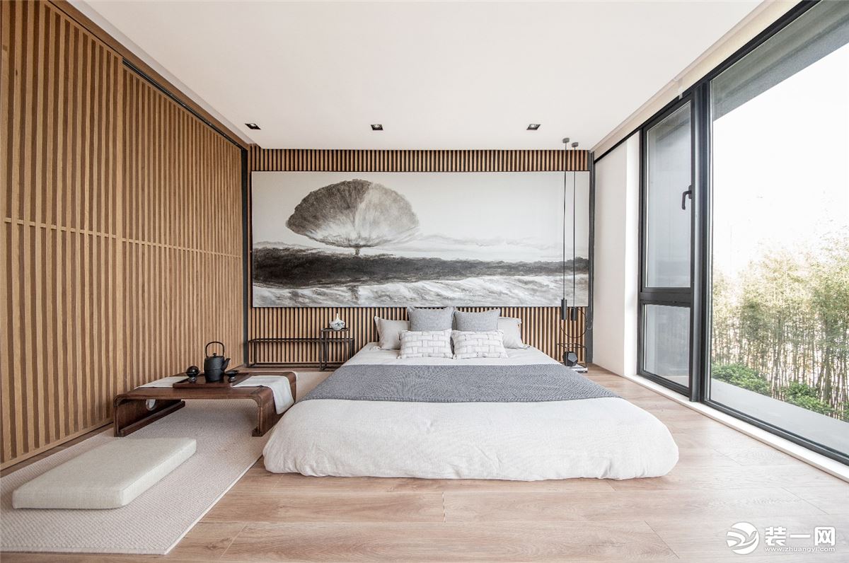 在卧室空间中，设计以简净的木格栅和人文情怀浓郁的水墨色相融，天然的纹理和材质呈现出的质感美，整体空间