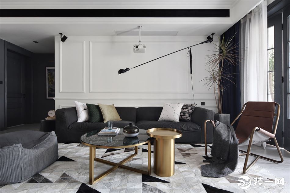 客厅空间还是以功能结合舒适性为主整体色调大面延伸了白色和灰色的搭配，简单清爽