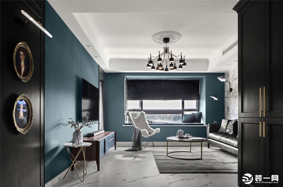 整体空间以现代轻奢风的格调布置，用深蓝+黑色的结合，营造出一种温情而优雅的居住空间感。