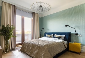 卧室薄荷绿的背景墙，圆点的设计，房间绿植的搭配，清新自然，依然延续了黄蓝色的点缀