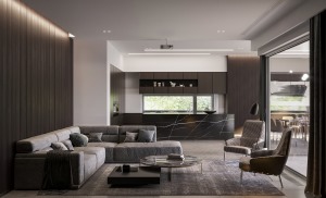 客厅以浅灰色布艺沙发搭配，舒适宽敞的沙发可以自由舒适的放松坐在上面，圆形与正方形的茶几组合，优雅时尚