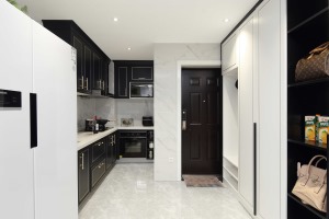 厨房延续客厅的风格设计，黑白的厨房搭配，简洁而干净，进门便可以闻见饭菜的香味。