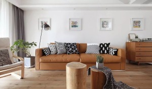 客厅以白色为基础色，柔软的皮革沙发，像太妃糖一般的色彩还有同样的丝滑感，加入原木的搭配，清新而自然的