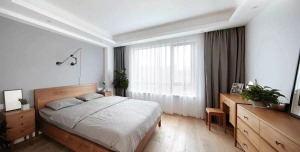 卧室以浅灰色为背景色，一样的原木作为搭配，加入一些绿植的点缀，舒适而放松