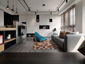 浅灰色的布艺沙发与木质圆形的茶几，在铺上地毯，简单而舒适的客厅就这样搭配好了，